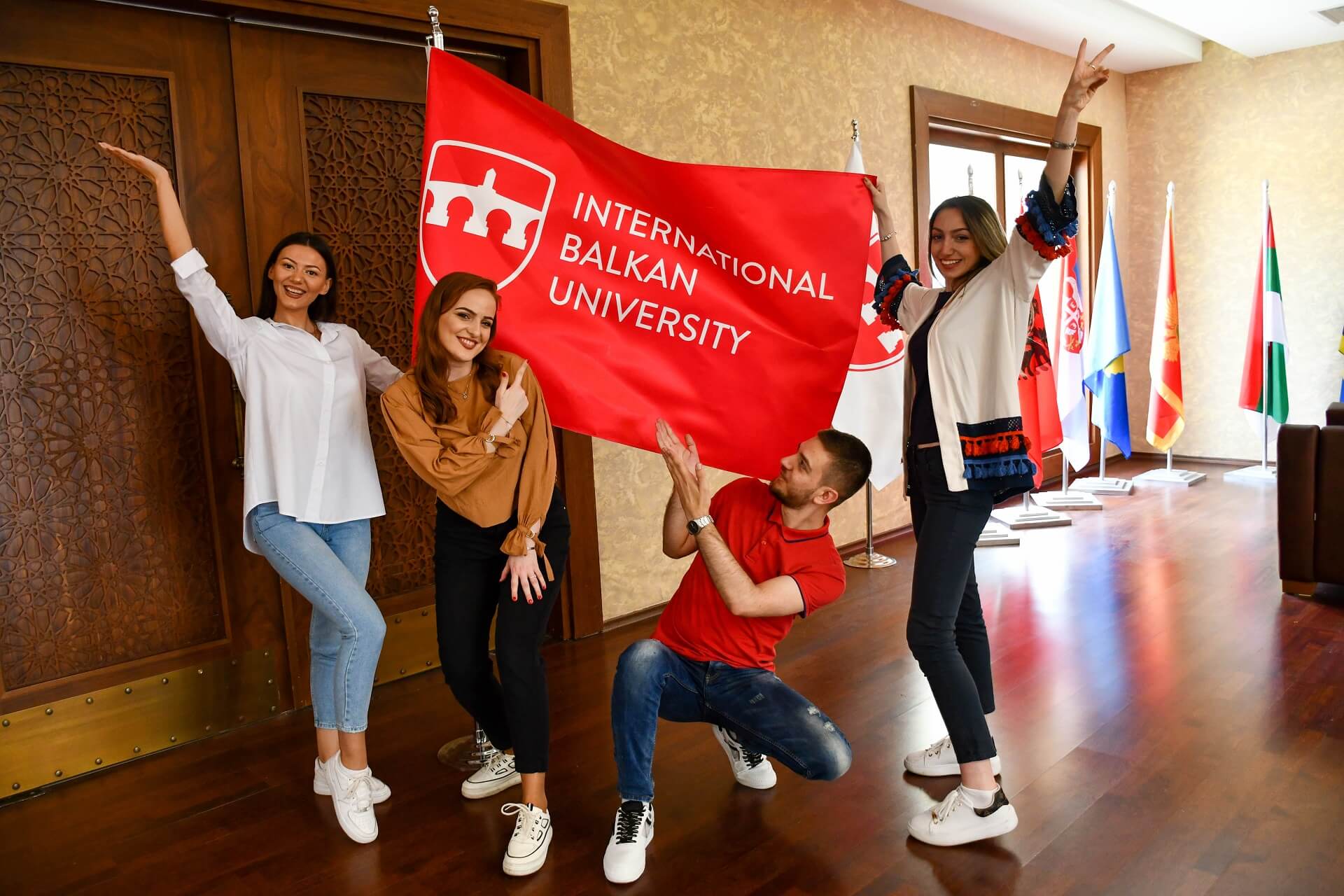 Öğrenciler IBU bayrağı ile