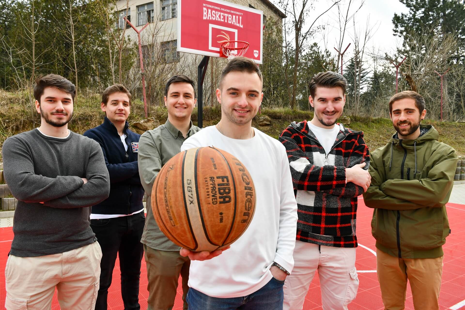 Basketbol oynayan öğrenciler